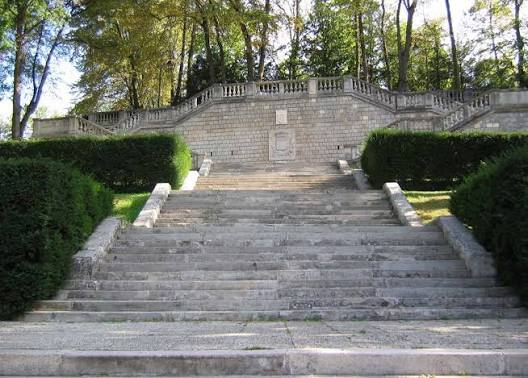 Les bas-reliefs des blasons sur l’escalier du parc du Prieuré