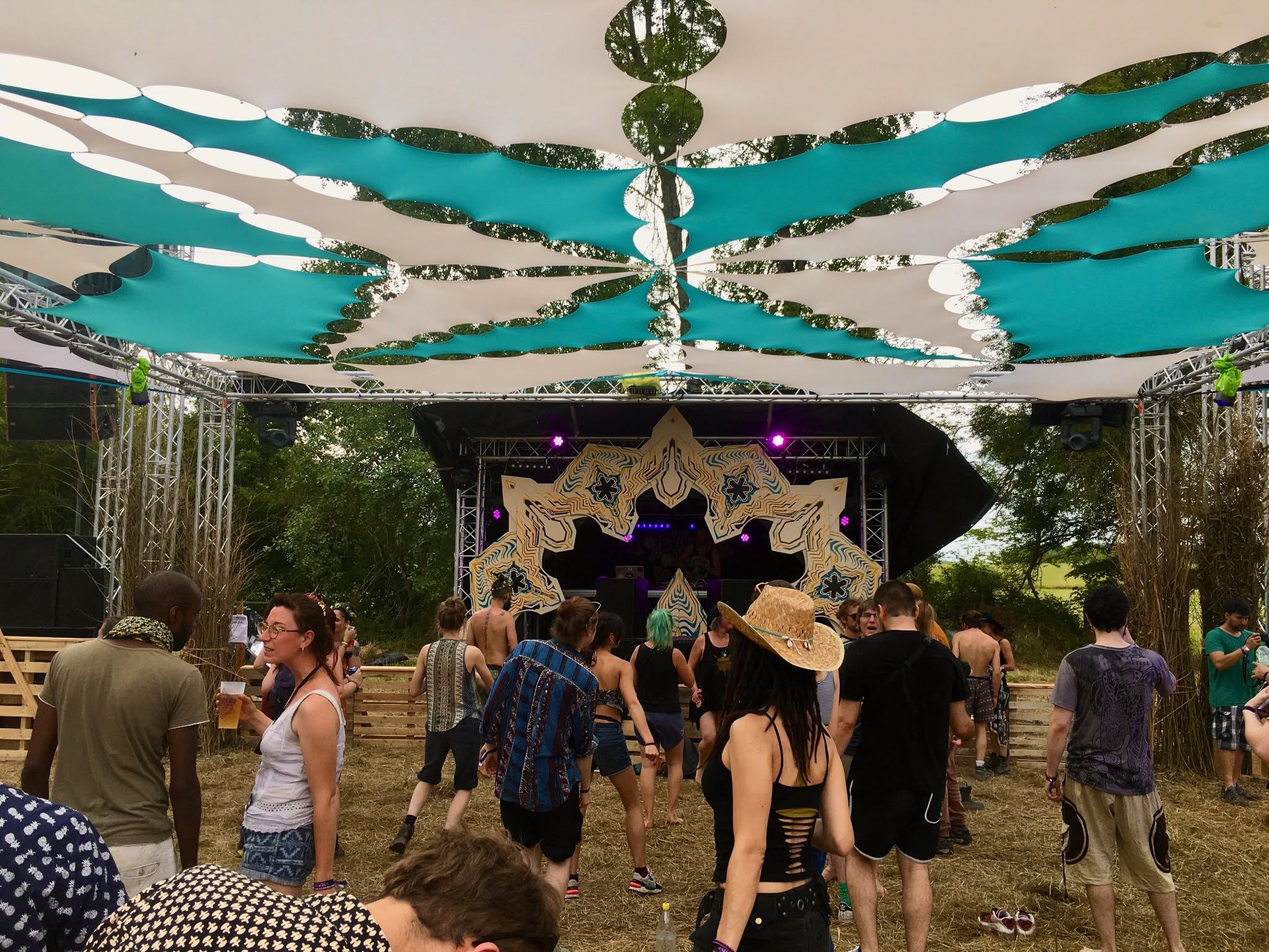 Le public sous une canopée de tissus en journée