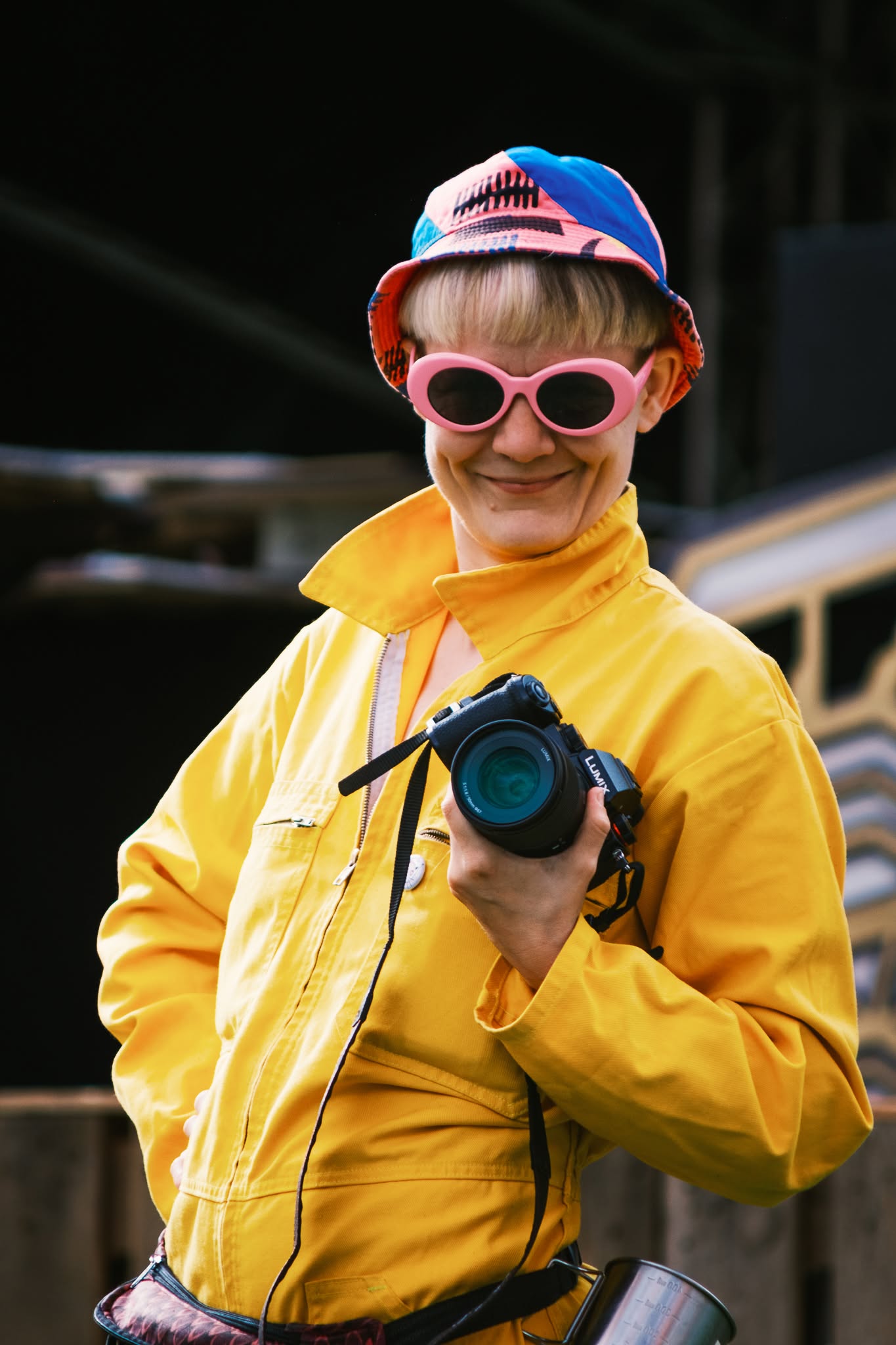 Une personne munie d’un appareil photo sur le site du festival