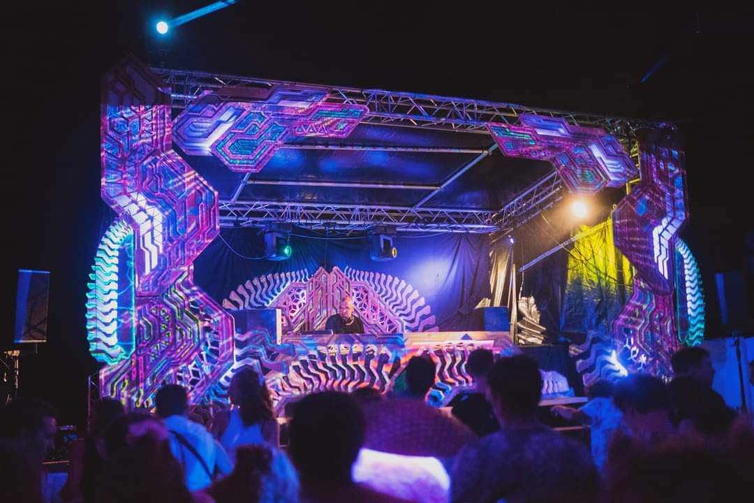 La scène et le public pendant une projection nocturne